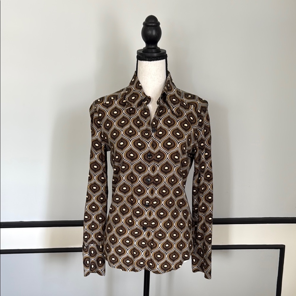 Slim fitting women’s blouse